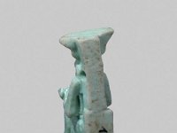 Aeg F 124 RS  Aeg F 124, Rückseite, 26. Dynastie bis römische Zeit, Isis lactans, Hellblaue Fayence, H 2,1 cm, B 0,6 cm, T 1,3 cm